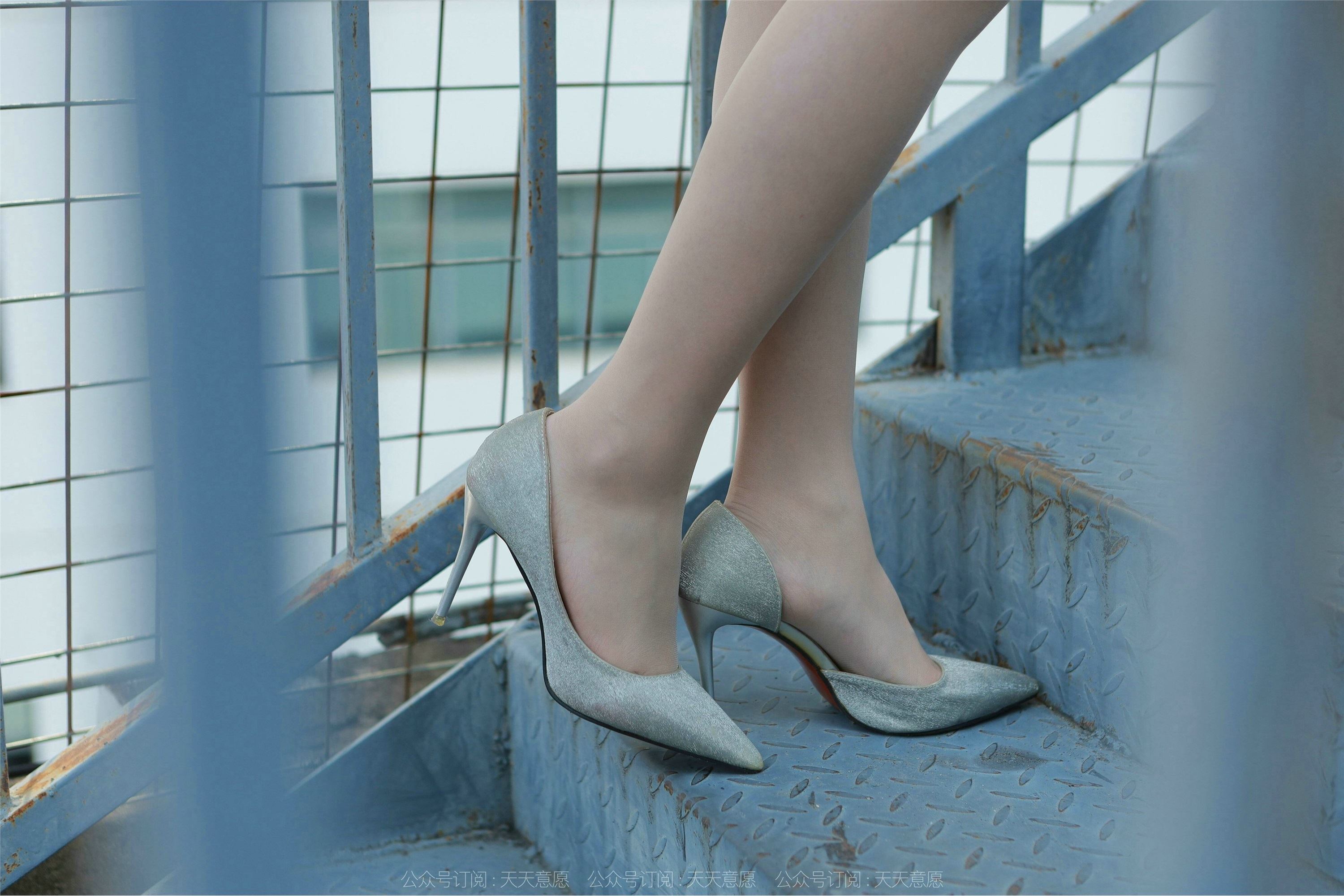 IESS异思趣向  2022.02.17 丝享家1006：小婕《性感红色包臀裙》